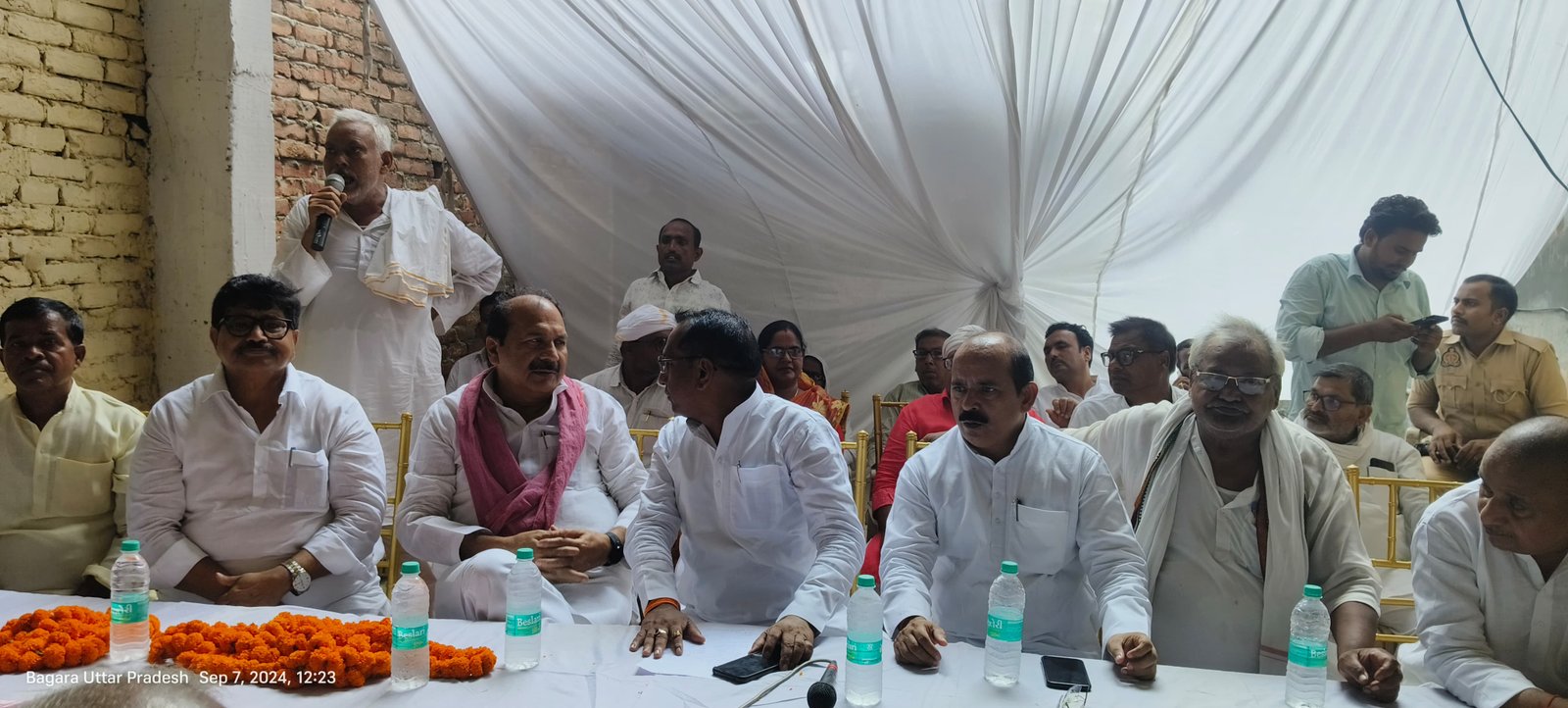 सिकंदरपुर (बलिया) - समाजवादी पार्टी सिकंदरपुर की मासिक बैठक पार्टी के कैंप कार्यालय पर शनिवार को हुई