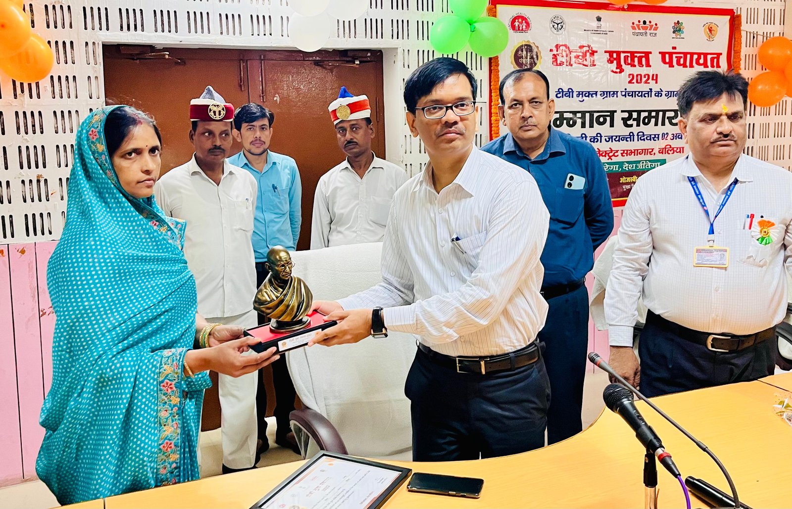 जिलाधिकारी ने टीबी मुक्त घोषित ग्राम पंचायतों के ग्राम प्रधानों श्रीमती पूनम देवी, श्रीमती प्रभा देवी तथा श्री लीलाधर को किया सम्मानित