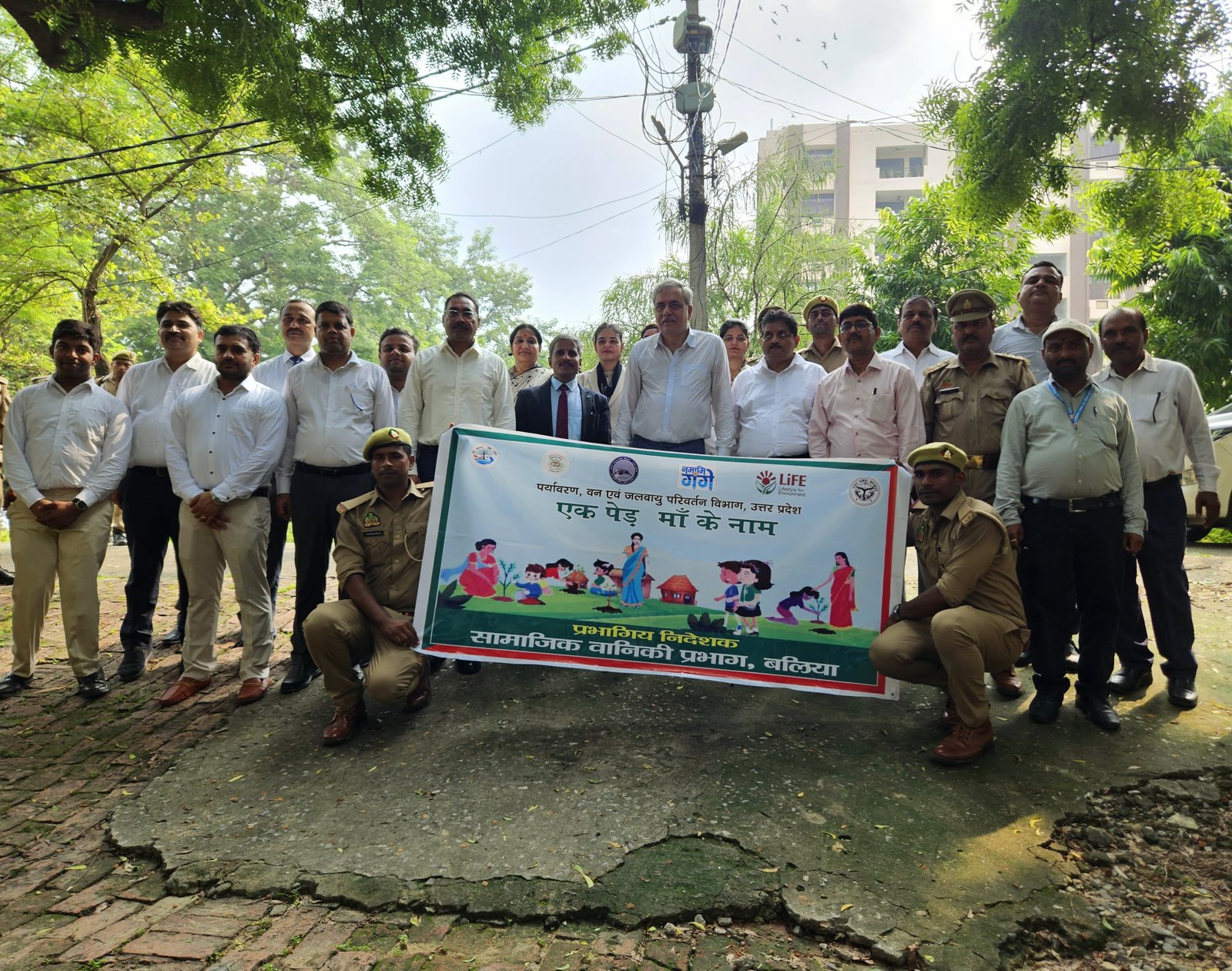 बलिया जनपद न्यायाधीश ने किया पौधारोपण