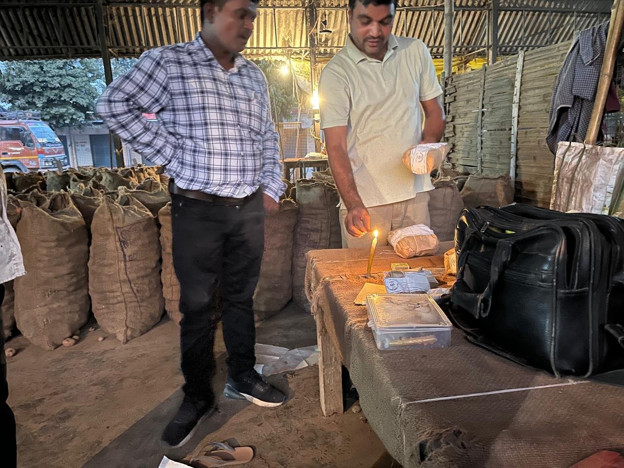 Breking News Ballia:नवीन कृषि मंडी से रंगा हुआ 21 कुन्तल लाल आलू को किया सीज